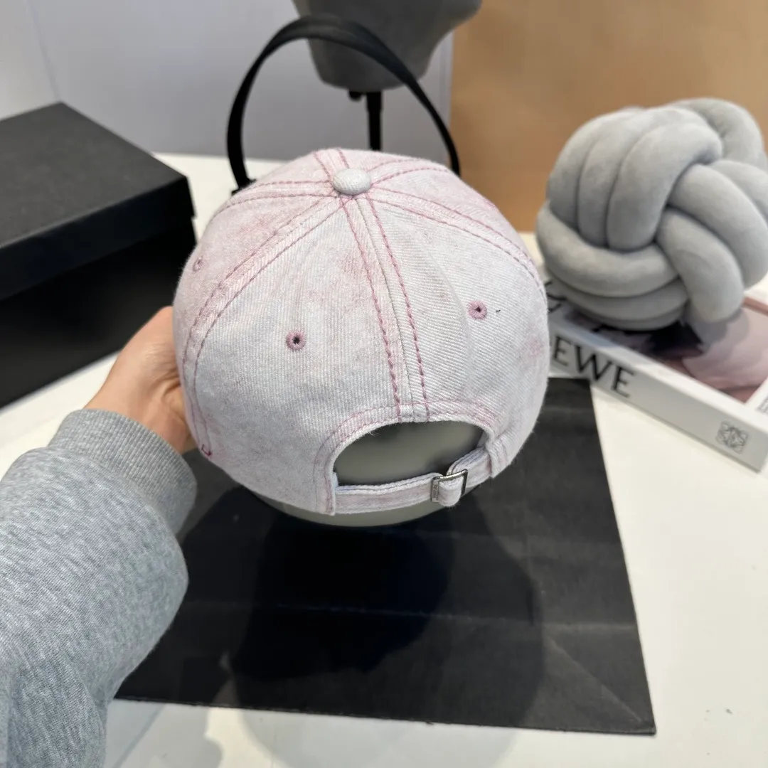 P60 Crow Heart 🆕🆕New baseball cap, stylish and classic cross logo, casual with a cool feeling, unisex style, same style for men and women! Very easy to match! Head circumference: 56-58cm is available